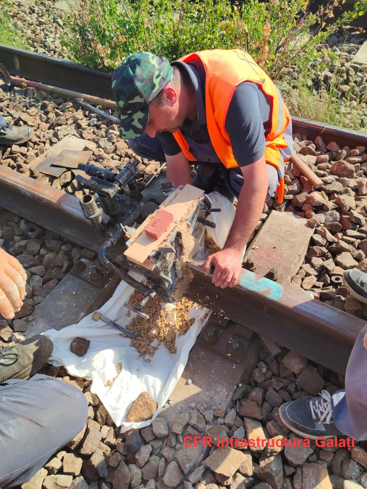 Garnitură de tren în garaj, lucru de întreținere feroviară în Galați Garnitură de tren în garaj, lucru de întreținere feroviară în Galați