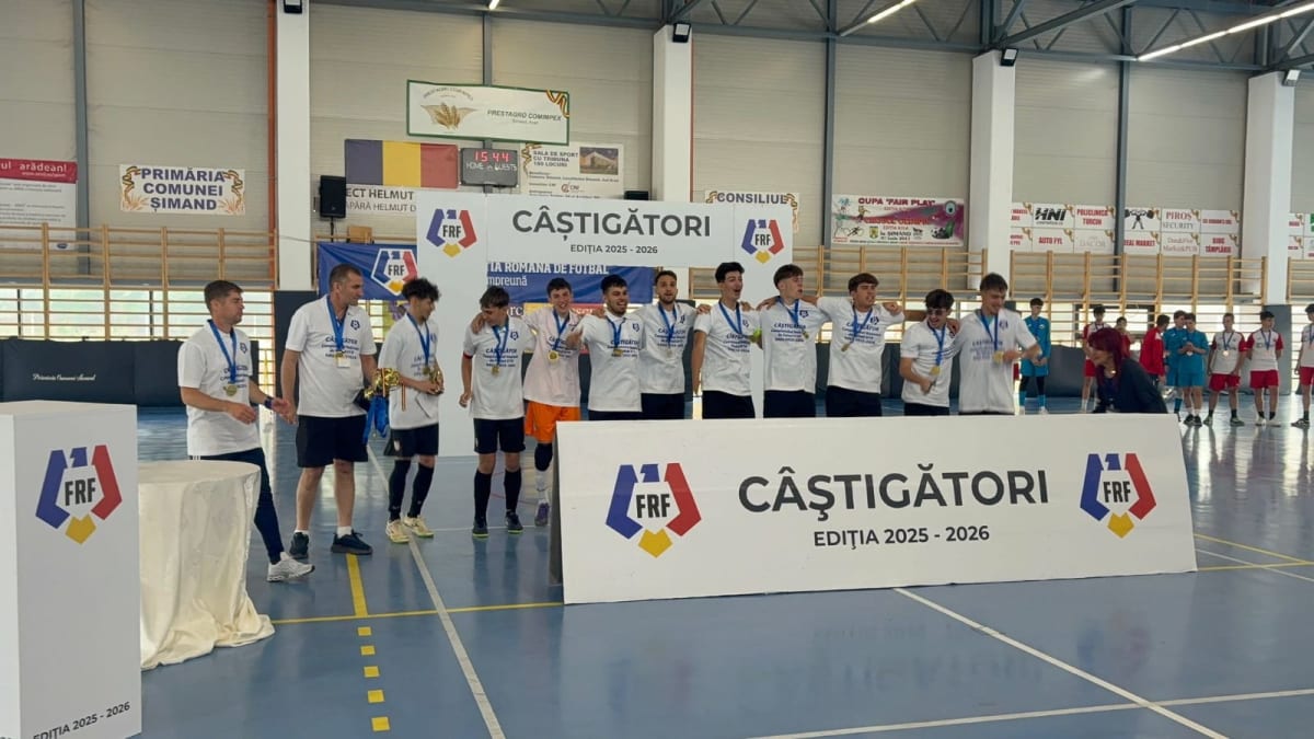 Jucători de futsal din Galați sărbătorind victoria Jucători de futsal din Galați sărbătorind victoria