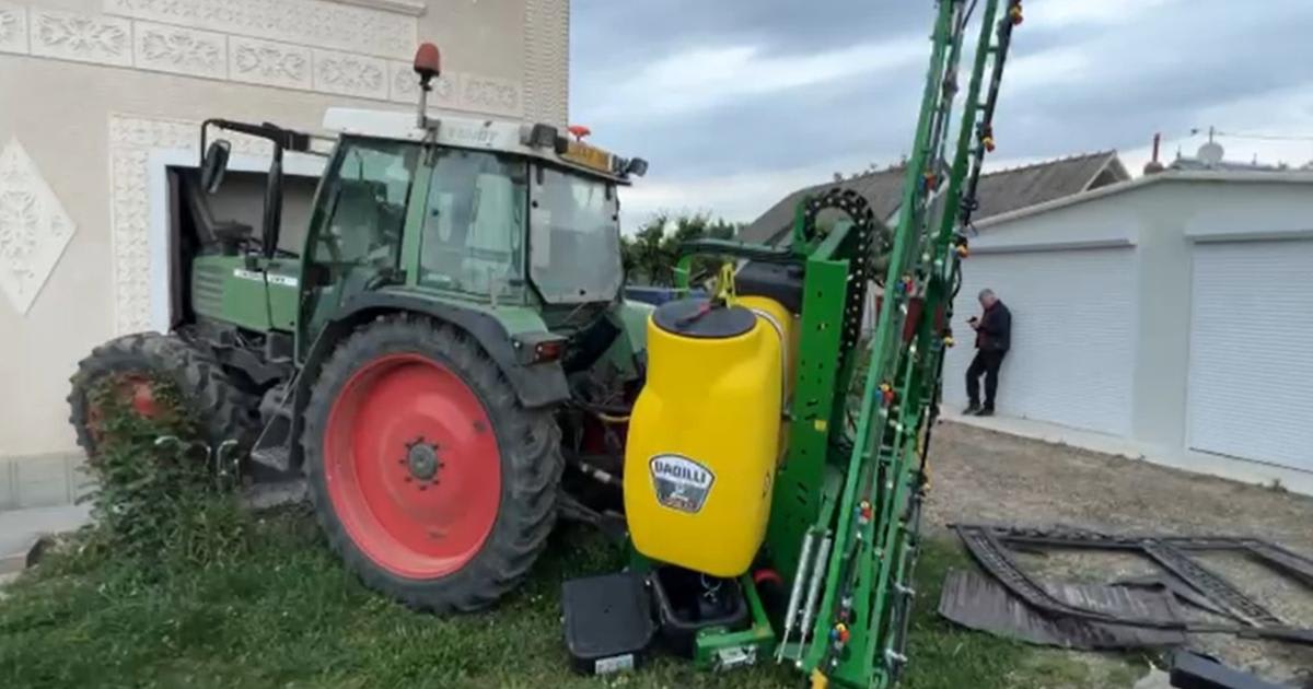 tractor condus de primar distrugând poartă și oprindu-se într-o casă