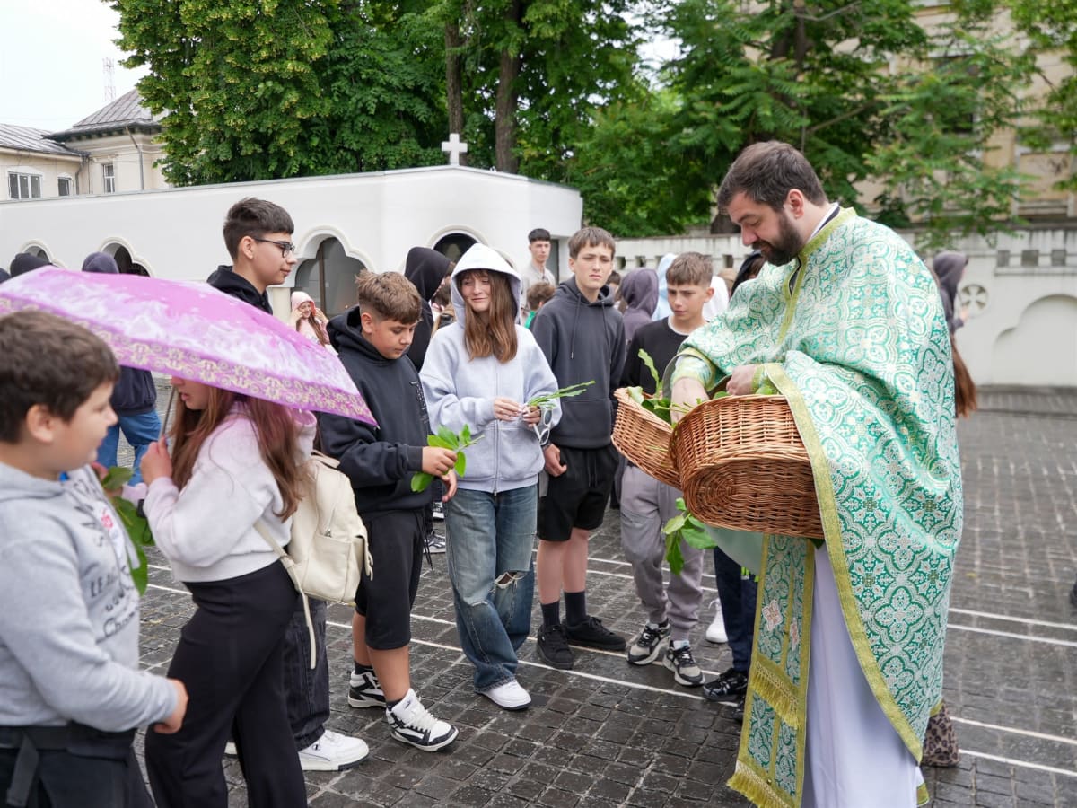 Credincioși participând la slujba de Rusalii la Catedrala Arhiepiscopală din Galați