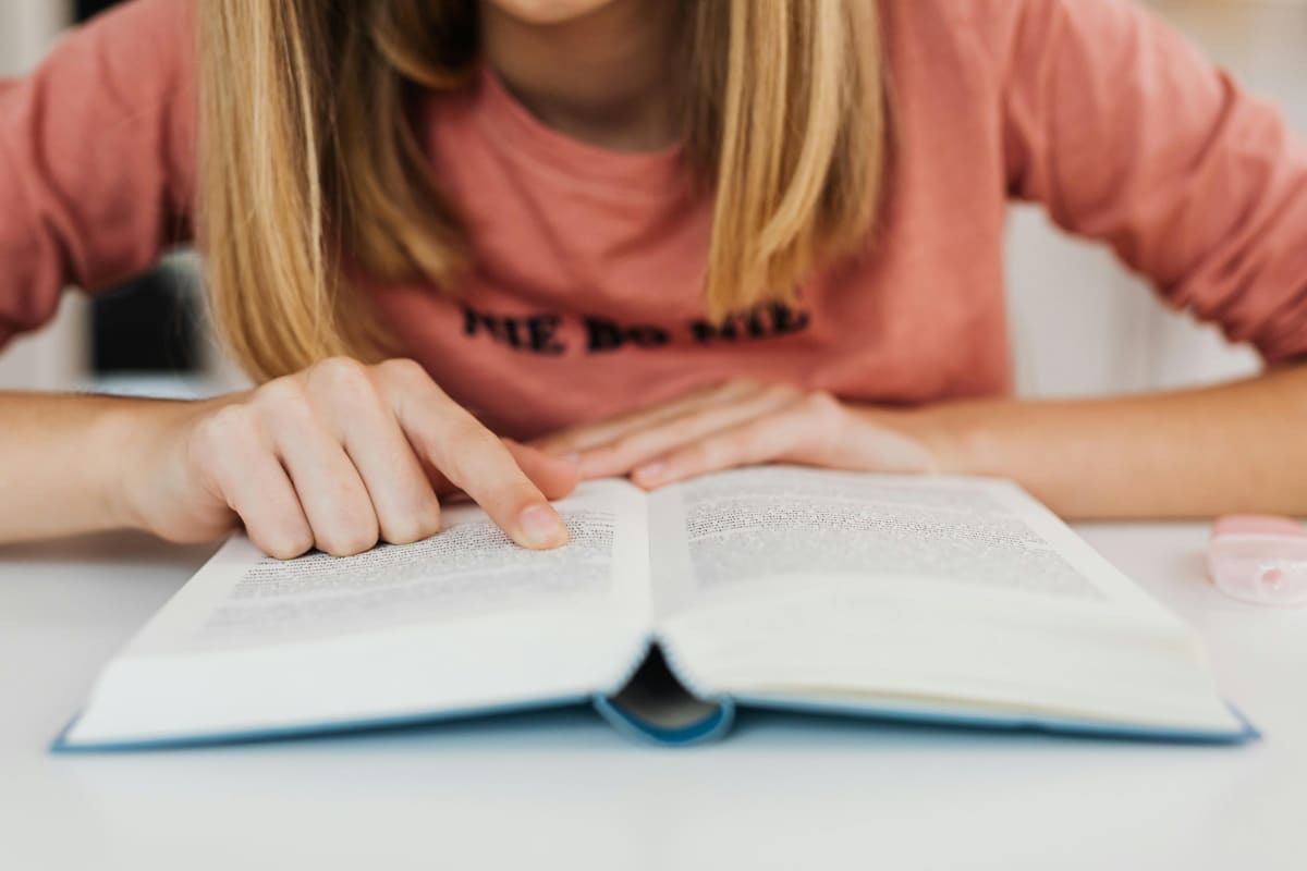 Elevi participanți la concursul de lectură în sala de clasă