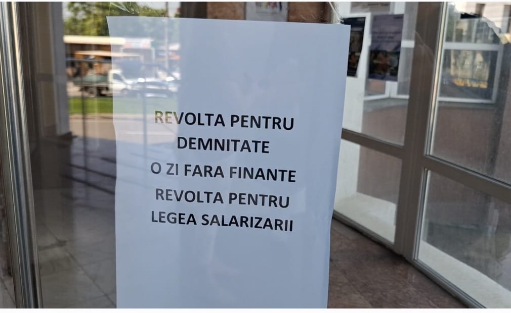Angajați ANAF Galați în protest, ghișee închise, contribuabili așteptând afară