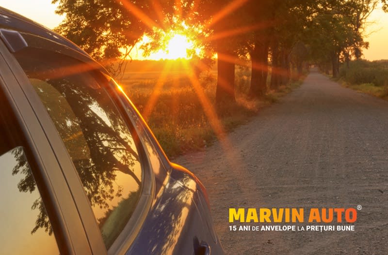 Anvelope vară 225/55 R17 pe mașină în parcare Anvelope vară 225/55 R17 pe mașină în parcare