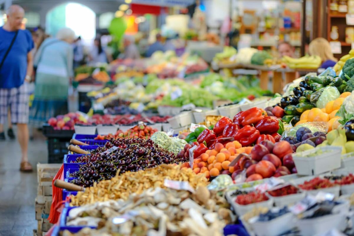 Verificare documente și produse agricole în piață, autorități controlând comercianți