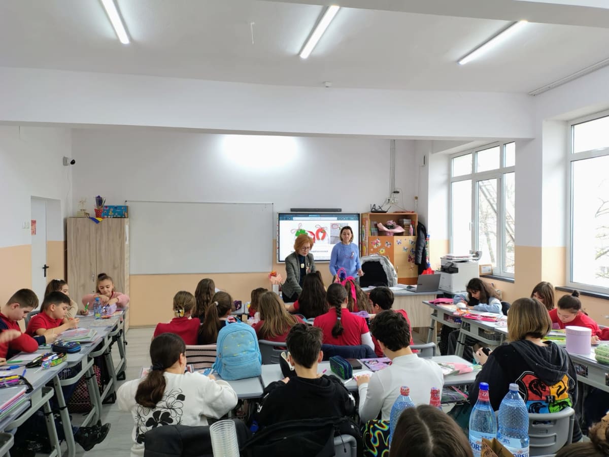 Elevi și profesori francezi și români în activitate în cadrul schimbului Erasmus+ Elevi și profesori francezi și români în activitate în cadrul schimbului Erasmus+
