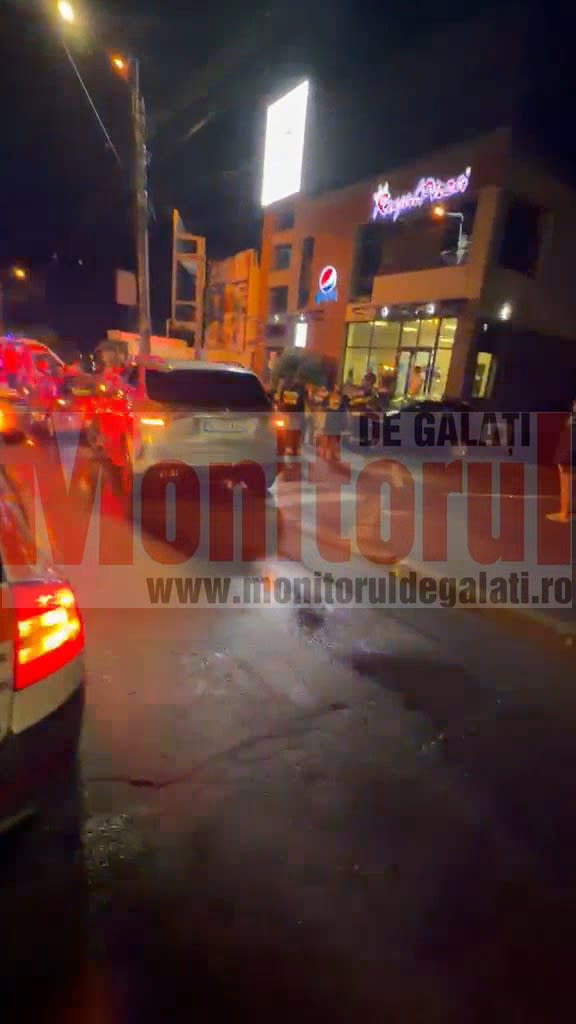Mașini avariate și polițiști la locul accidentului din Galați Mașini avariate și polițiști la locul accidentului din Galați