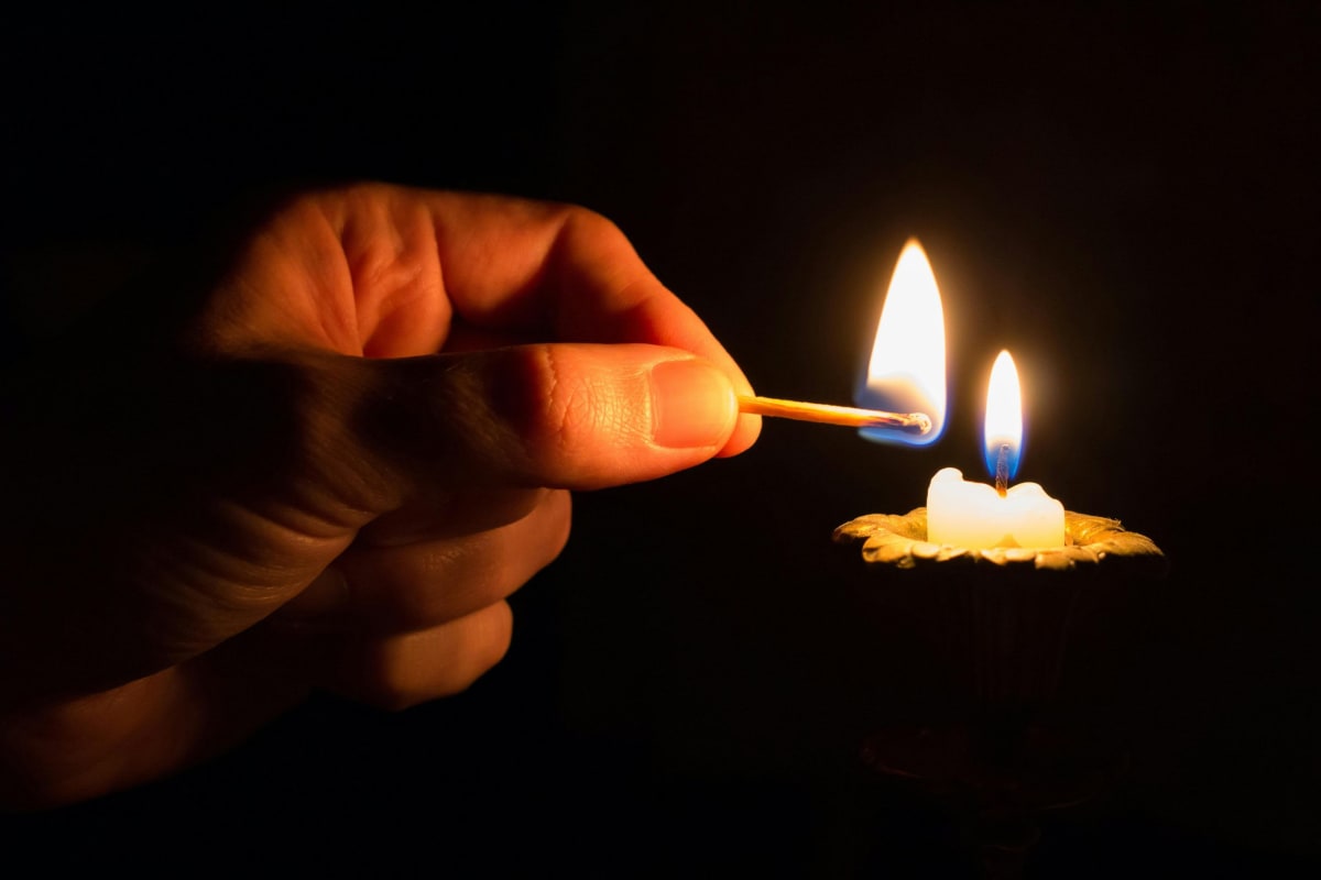 Rețea electrică cu stâlpi și cabluri în Galați, România