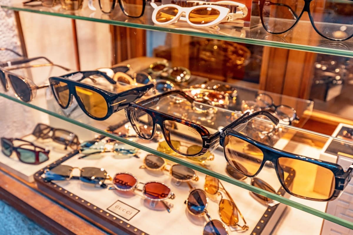Ochelari de soare de lux și accesorii, vânduți online, pe fundal alb