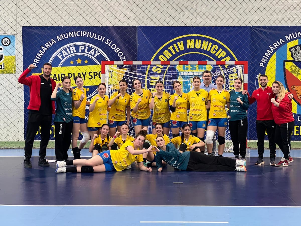 Meci de handbal junioare la Galați, sportive în acțiune
