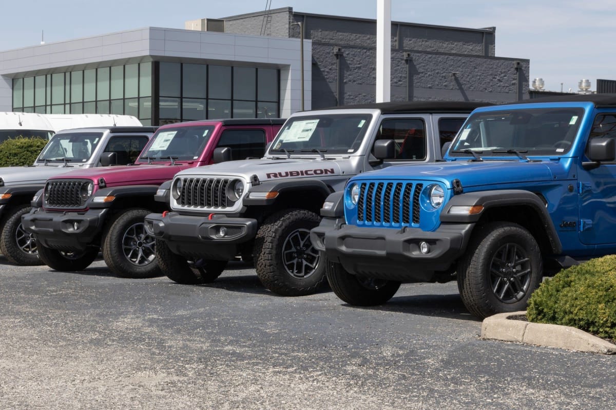 Mașini Jeep Wrangler și Gladiator în fața unui dealership, în context de rechemare