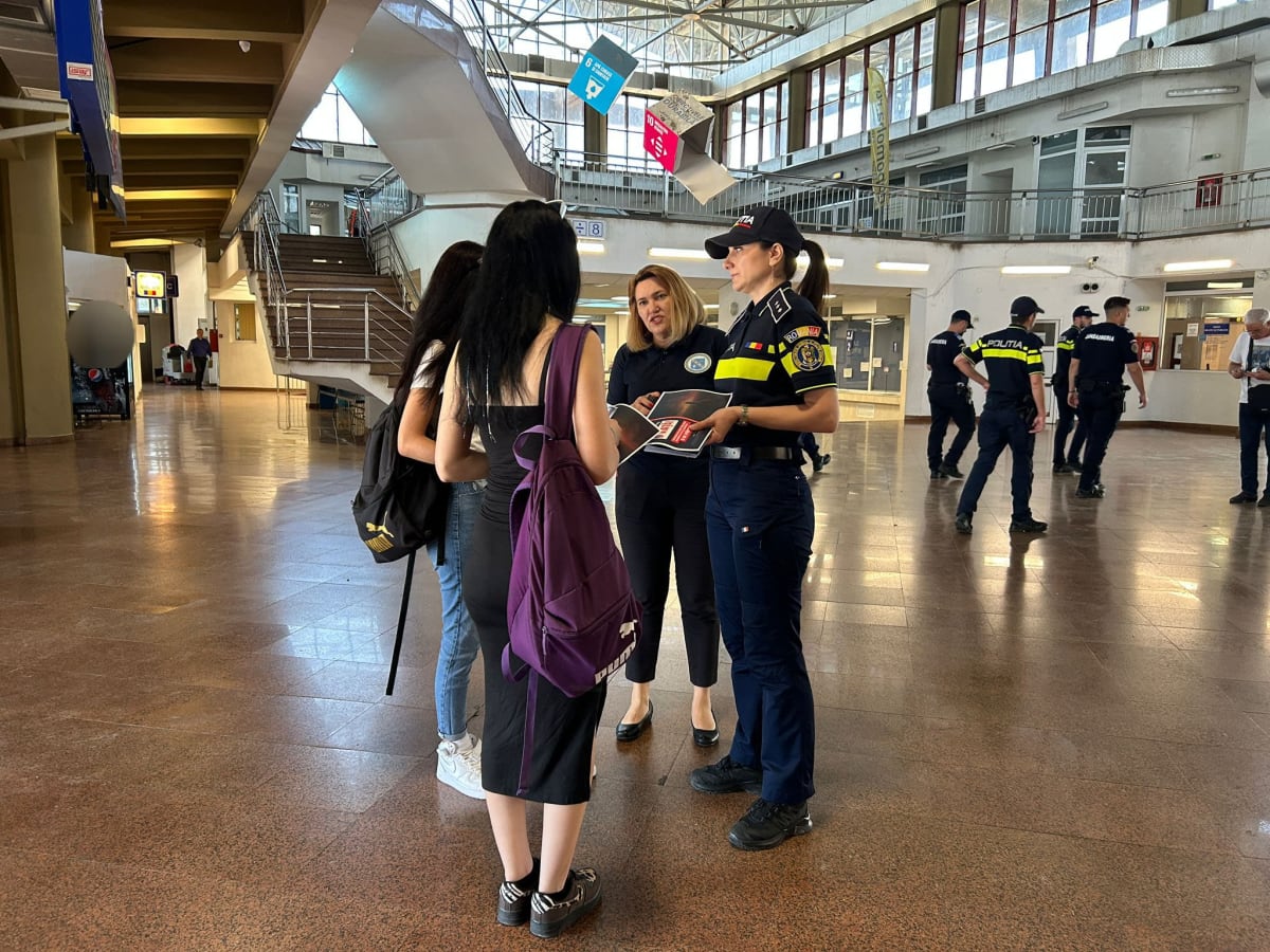Polițiști de transporturi verificând bilete CFR falsificate în Gara Galați Polițiști de transporturi verificând bilete CFR falsificate în Gara Galați