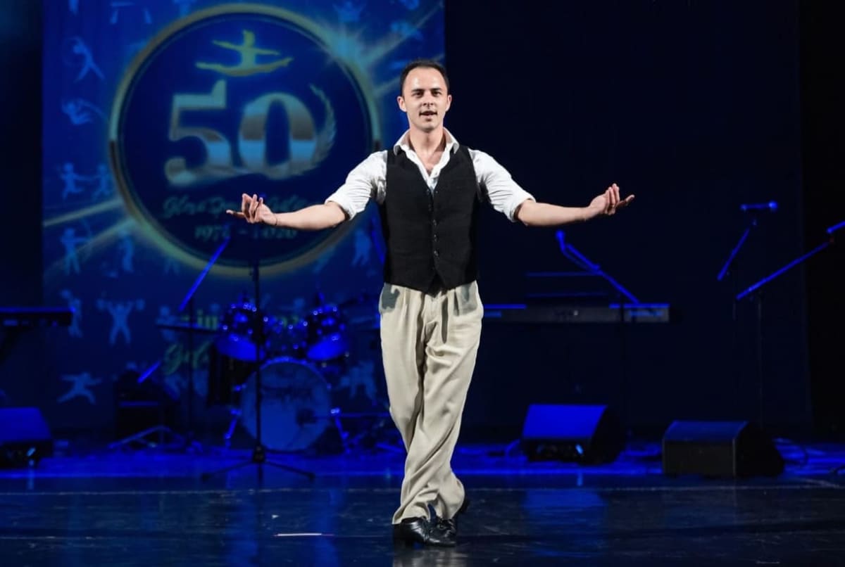 Mihai Paraschiv dansând pe ringul de dans, Galați Mihai Paraschiv dansând pe ringul de dans, Galați