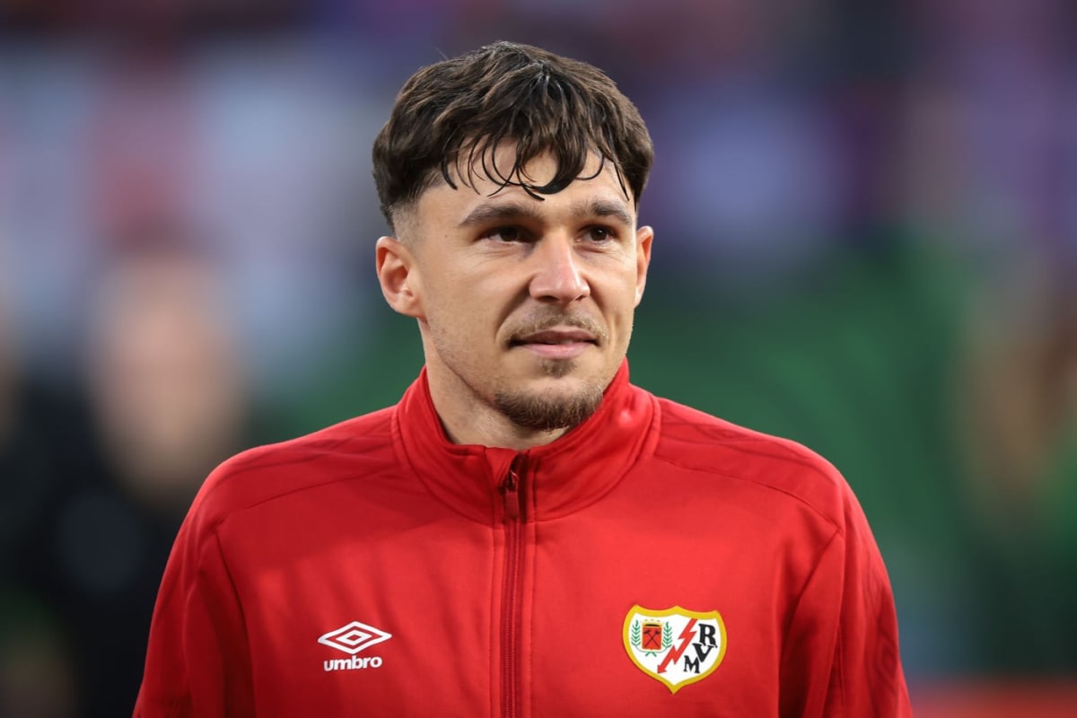 Andrei Rațiu în tricoul echipei Rayo Vallecano, în acțiune pe teren Andrei Rațiu în tricoul echipei Rayo Vallecano, în acțiune pe teren