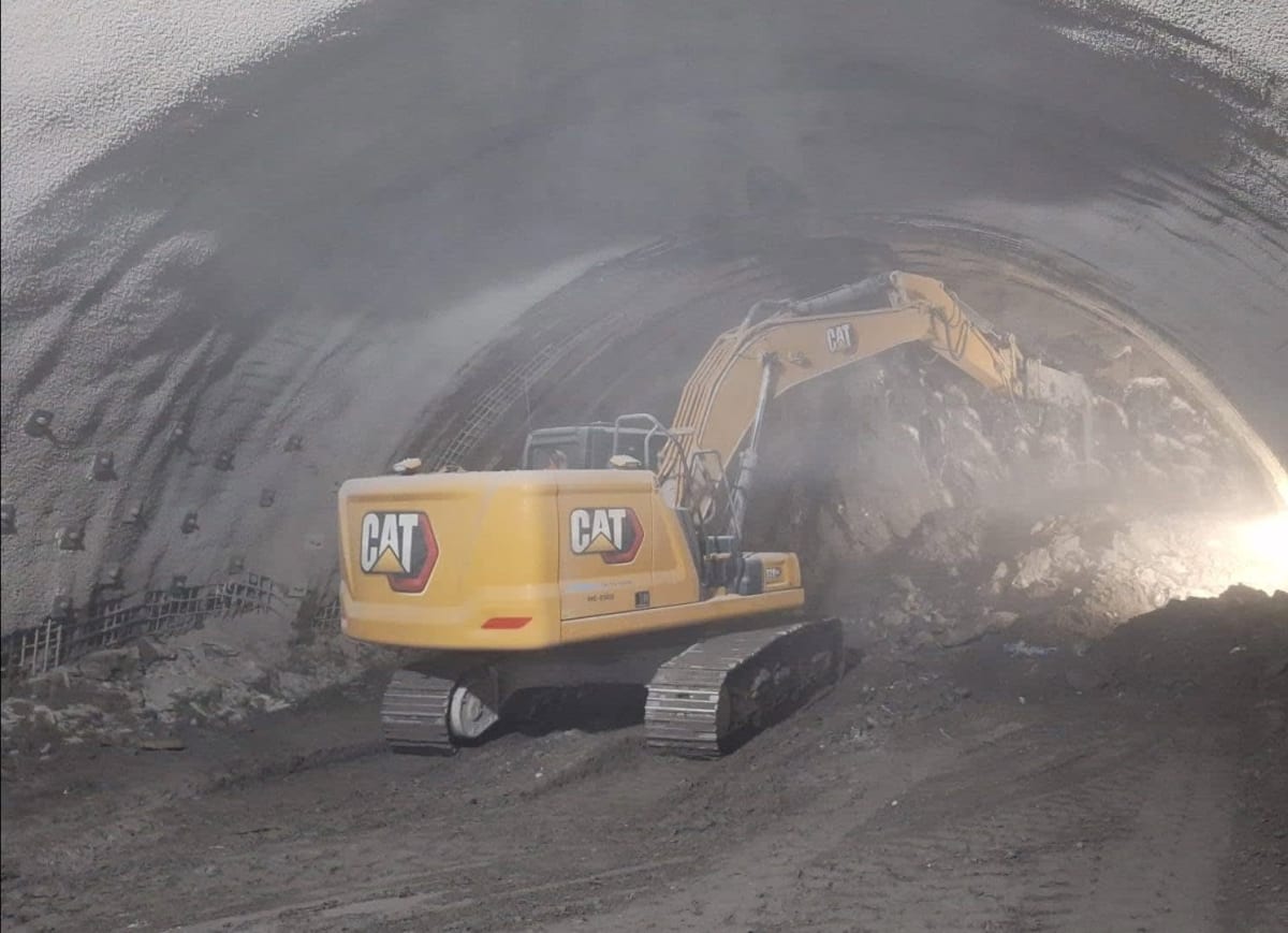 Lucrări la tunelurile de pe autostrada A1 Lugoj-Deva, muncitori și utilaje în acțiune