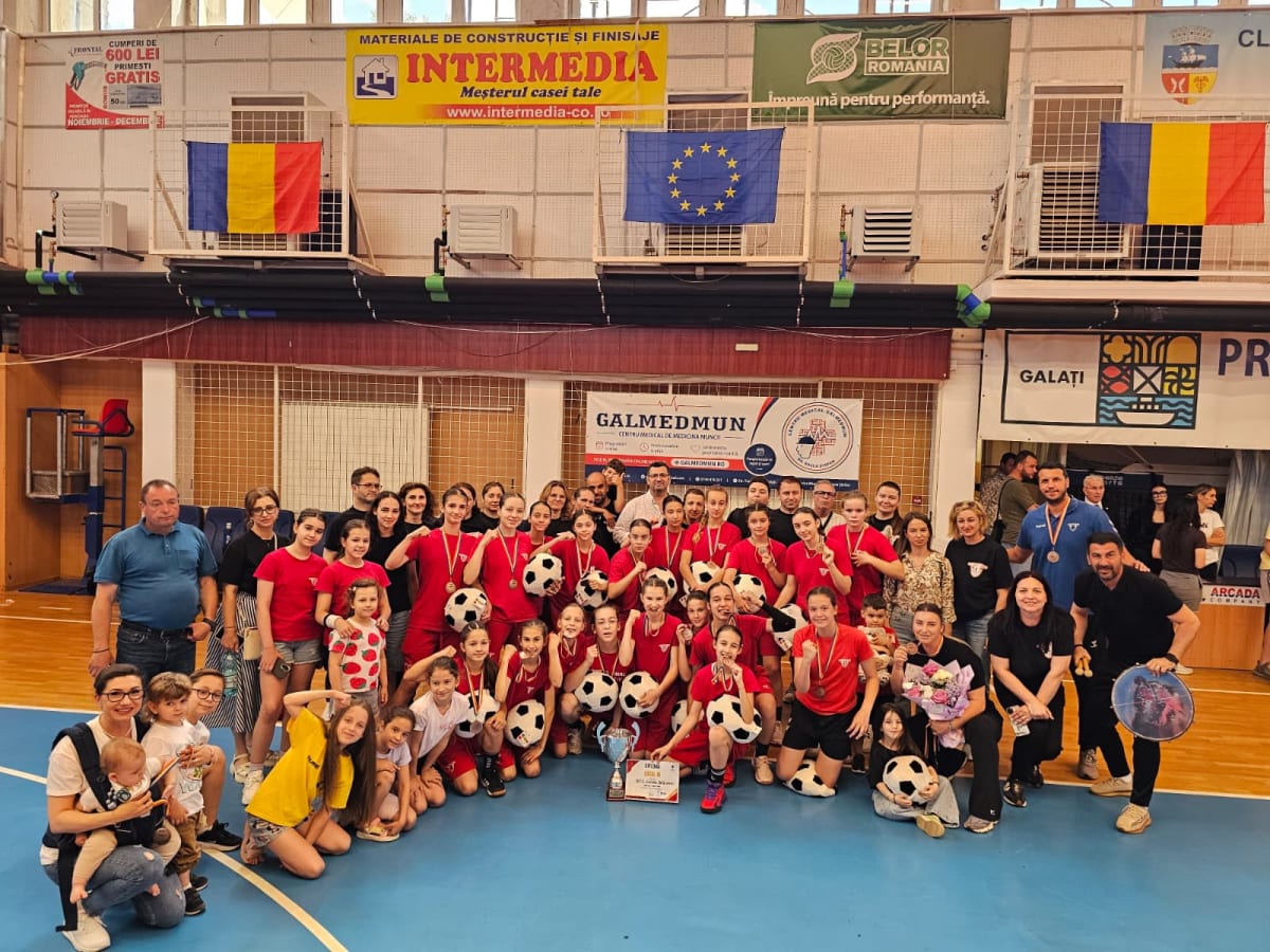 Jucătoare de handbal în acțiune la Galați Jucătoare de handbal în acțiune la Galați
