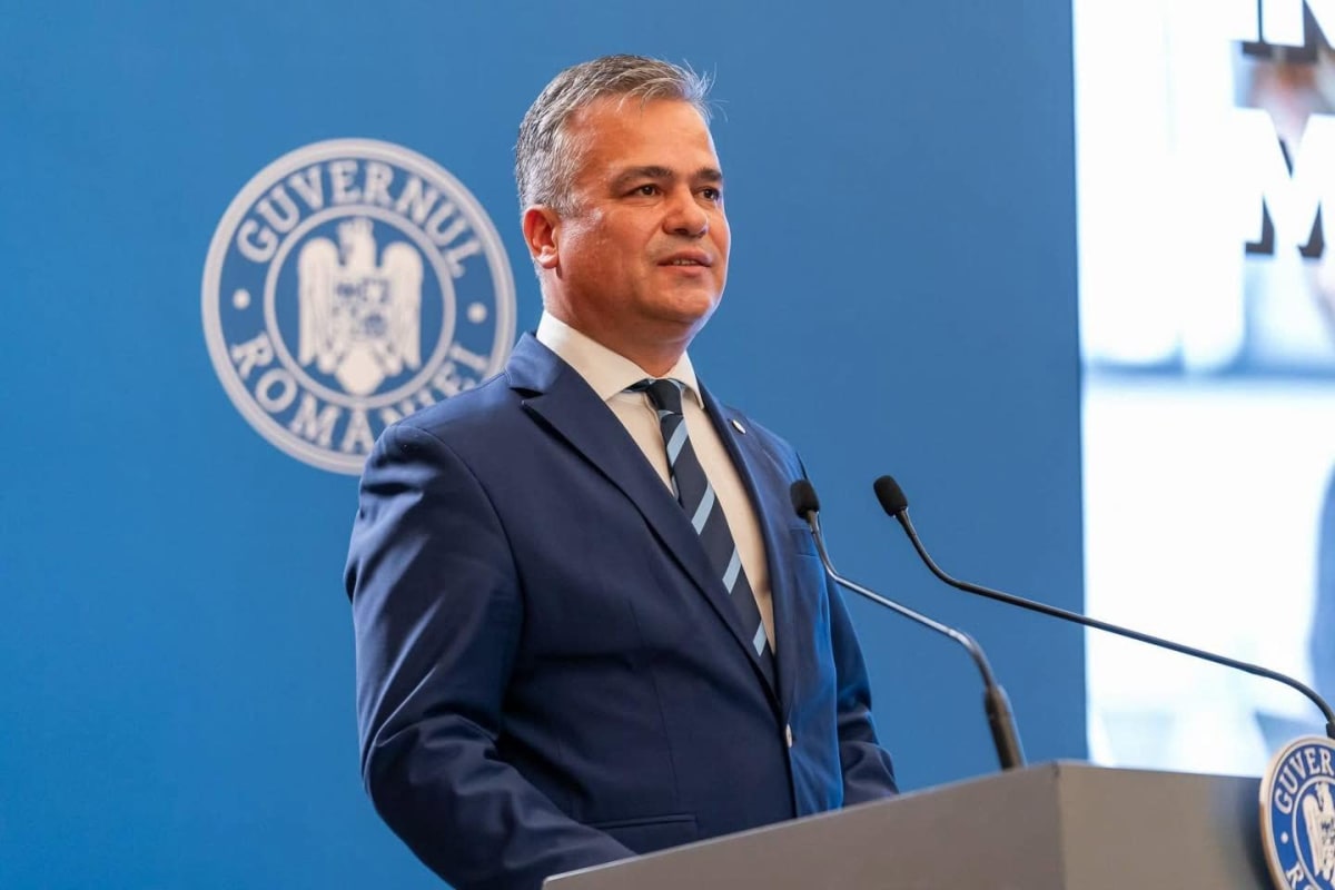 Adrian Veștea în timpul negocierilor politice în Parlament