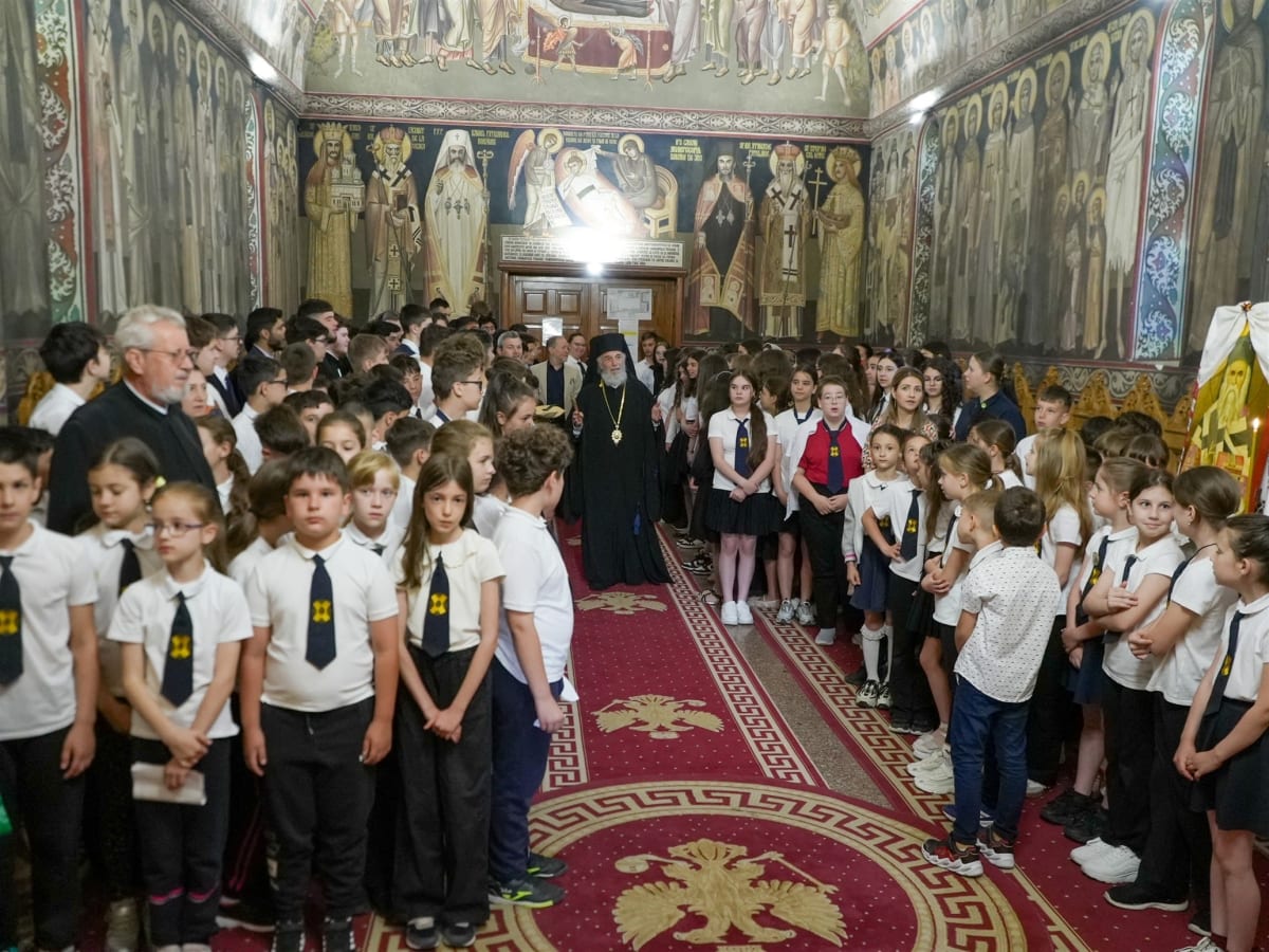Elevi și preoți în capela seminarului din Galați în timpul slujbei