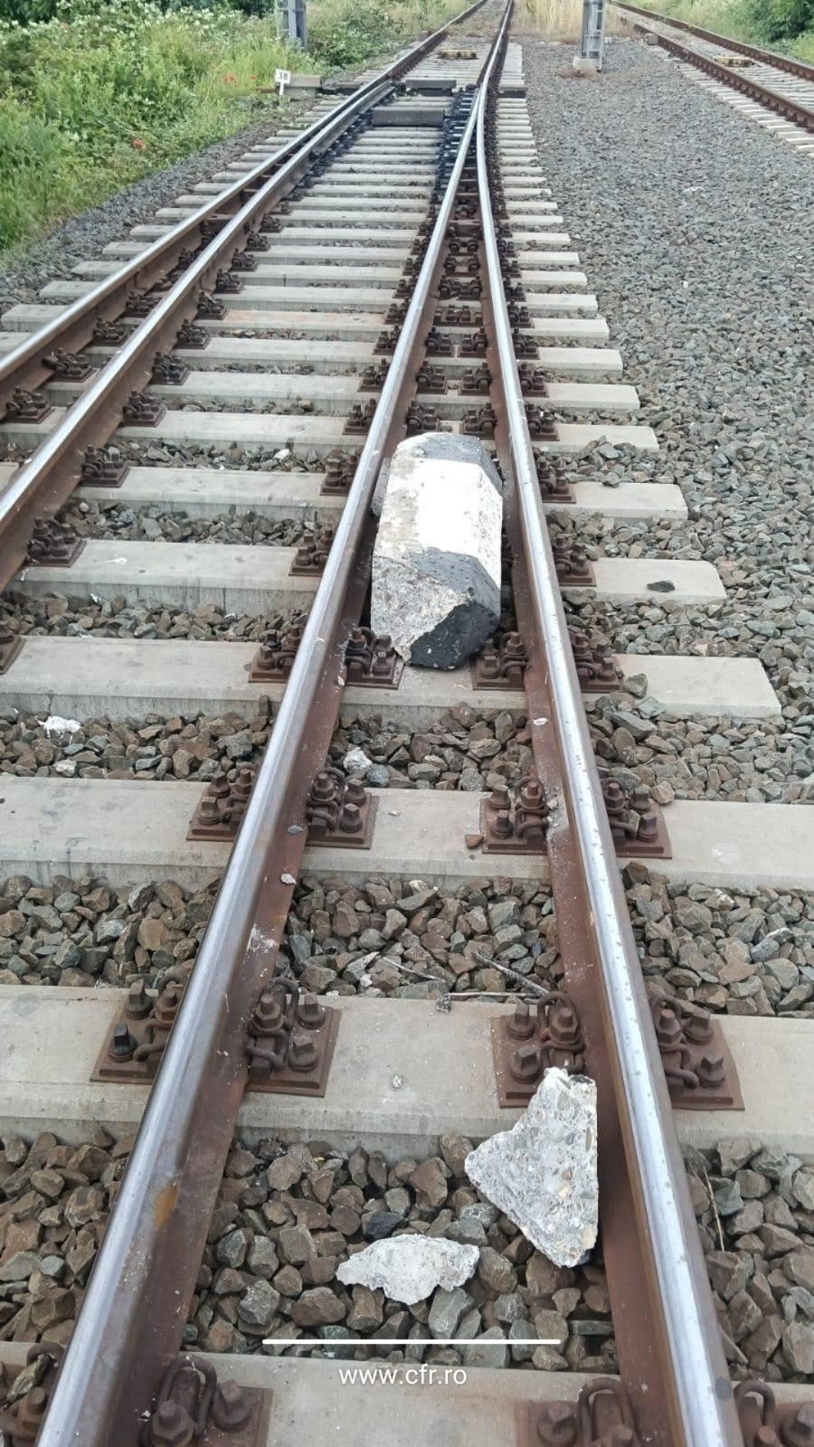 Tren lovind obstacol din beton pe șine în stația Constanța