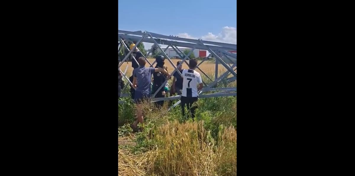 Jandarmi intervenind la un teren privat între Tecuci și Matca