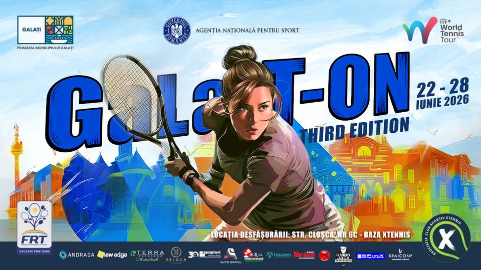 Jucătoare de tenis în acțiune pe terenul din Galați