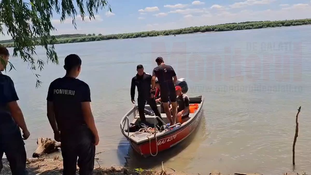 Echipă de pompieri în acțiune pe Dunăre, căutări cu bărci și scafandri Echipă de pompieri în acțiune pe Dunăre, căutări cu bărci și scafandri