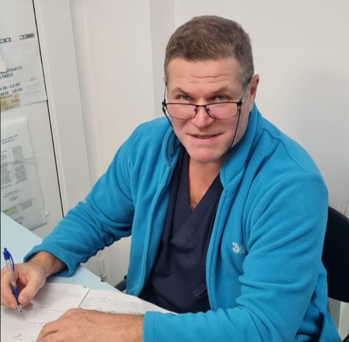 Doctor chirurg din Galați examinează pacient în sala de operație Doctor chirurg din Galați examinează pacient în sala de operație