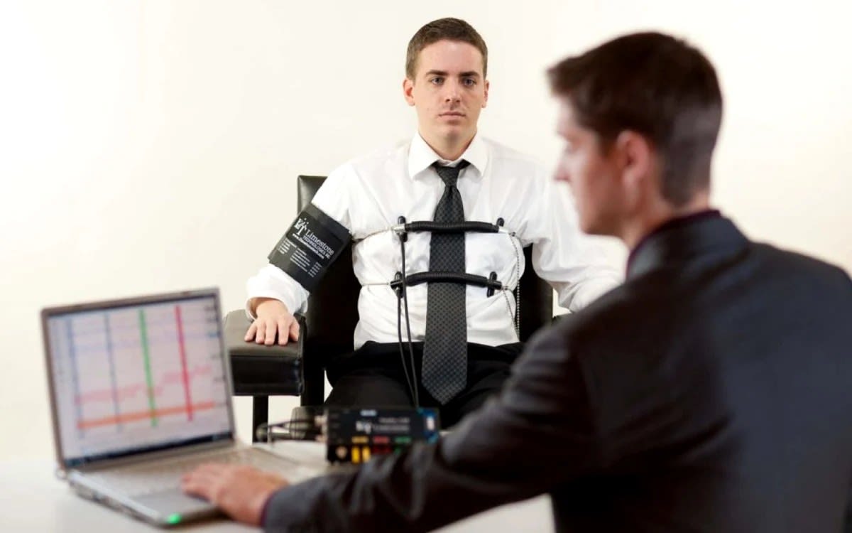 Polițist verificând documente, simbol al controalelor legale