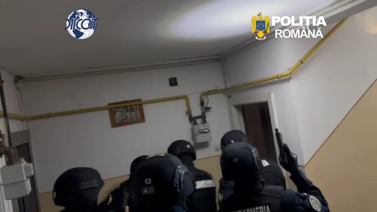 Polițiști din Galați efectuează percheziții la trafic de droguri