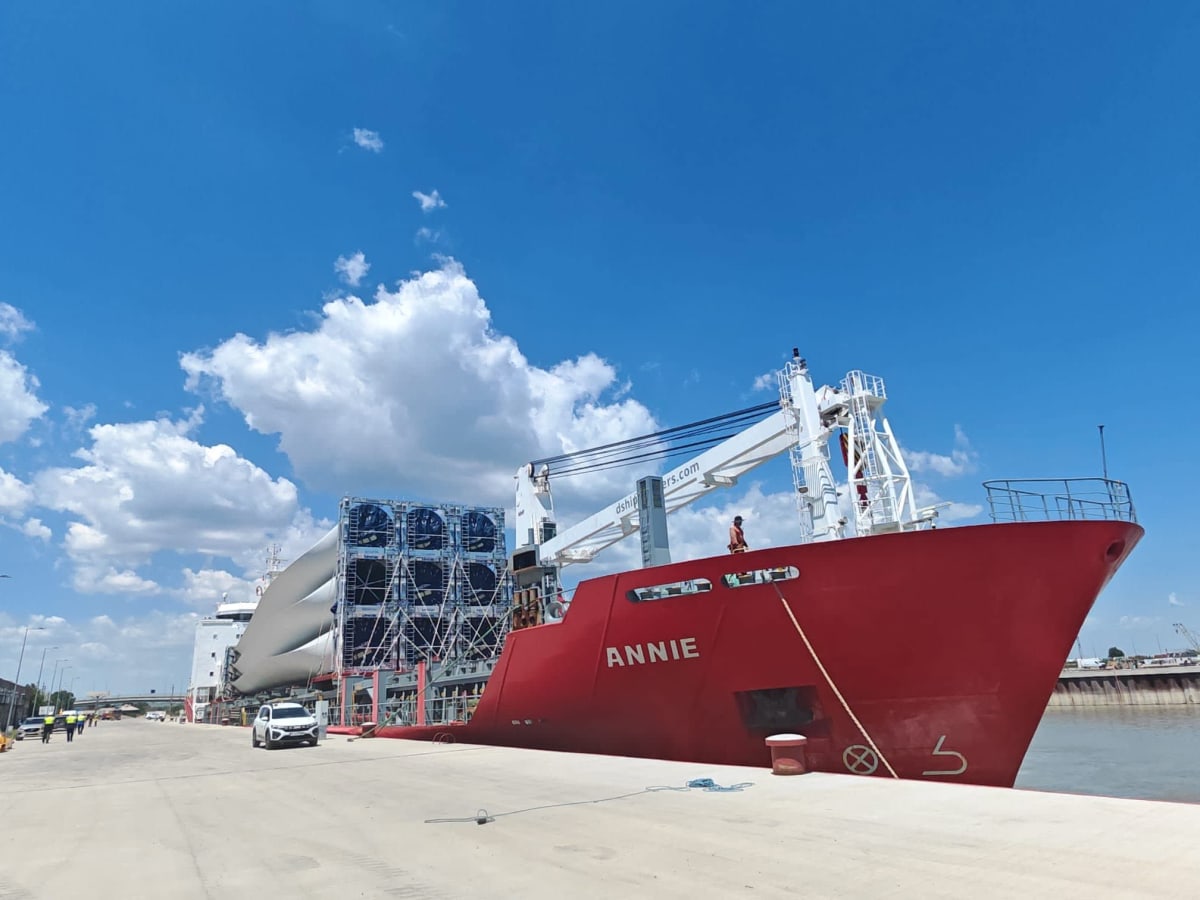 Nava Heavy Lift Vessel Annie acostat în portul Galați pentru transport componente eoliene