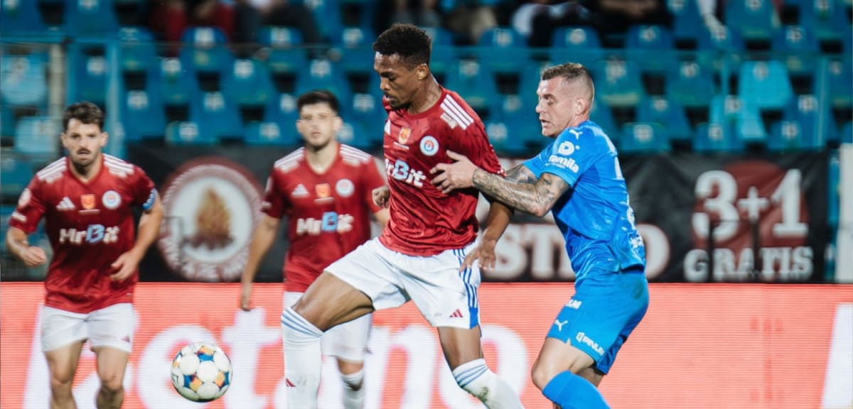 Meci de fotbal între Oțelul Galați și o echipă adversă Meci de fotbal între Oțelul Galați și o echipă adversă