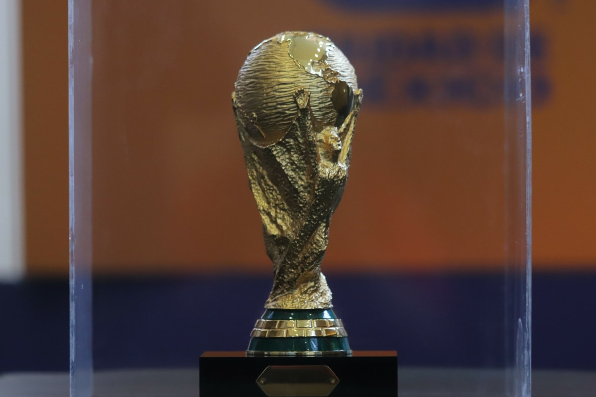 Meci de fotbal la Cupa Mondială 2026, stadion plin, jucători în acțiune