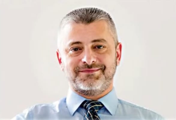 Investitori de retail analizând grafice financiare pe Bursa de Valori București Investitori de retail analizând grafice financiare pe Bursa de Valori București