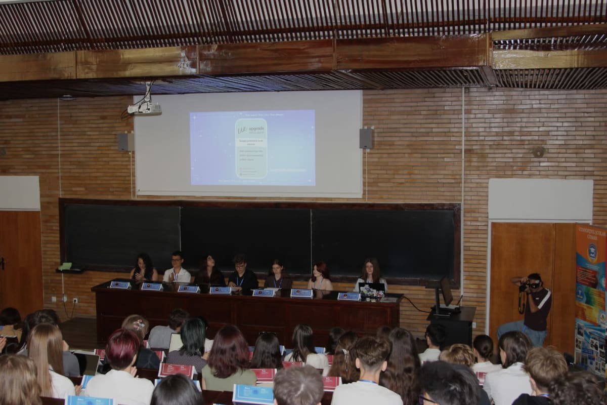 Elevi participând la conferința Concordia MUN în Galați