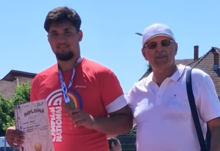 Atlet român aruncând greutatea pe stadionul din Rieti Atlet român aruncând greutatea pe stadionul din Rieti