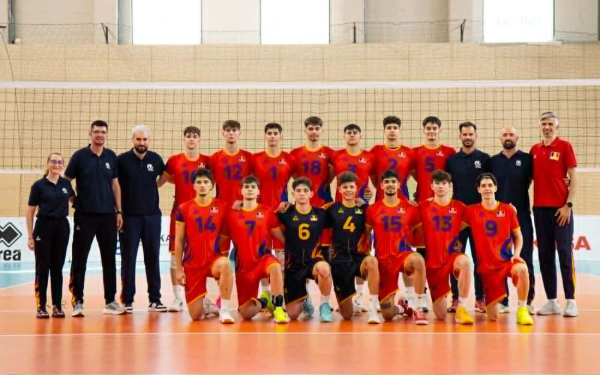Mario Eduard Panait, căpitanul echipei de volei România, în acțiune Mario Eduard Panait, căpitanul echipei de volei România, în acțiune