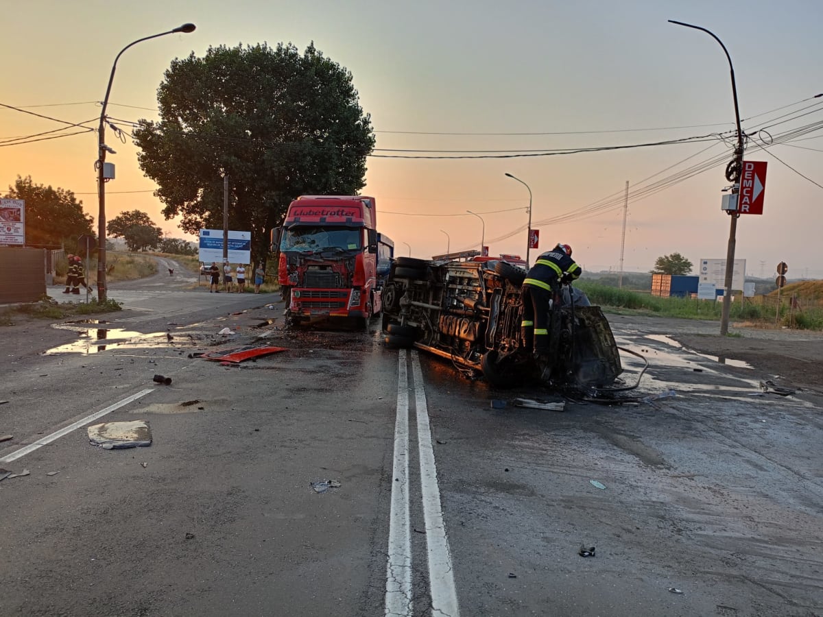 Accident rutier în zona Tirighina, Galați, cu microbuz în flăcări și echipaje de intervenție Accident rutier în zona Tirighina, Galați, cu microbuz în flăcări și echipaje de intervenție