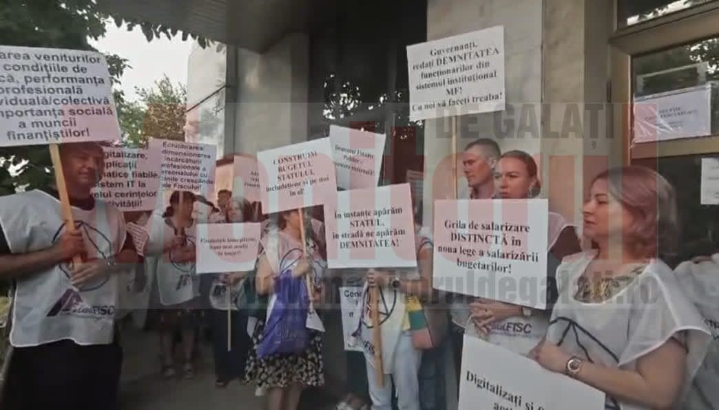 Sindicaliști protestând la sediul Direcției Finanțe Galați