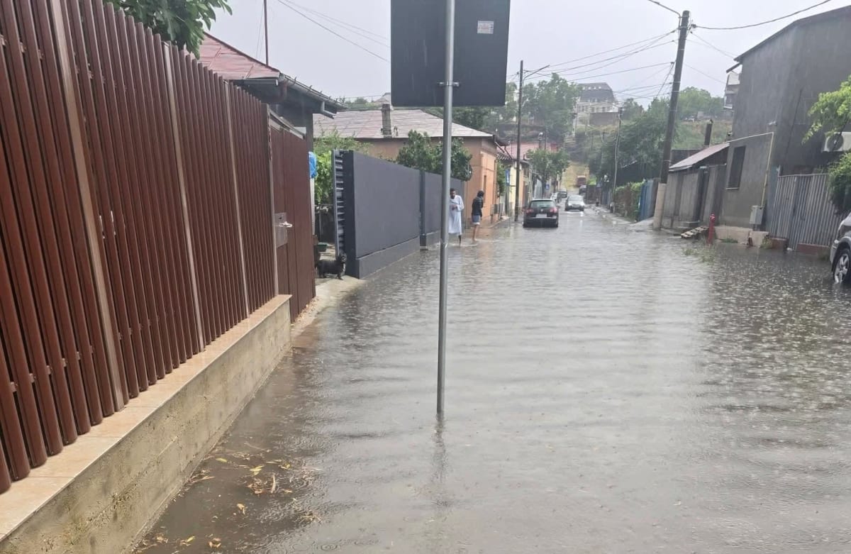 Copaci căzuți și străzi inundate în Galați în urma ploilor torențiale