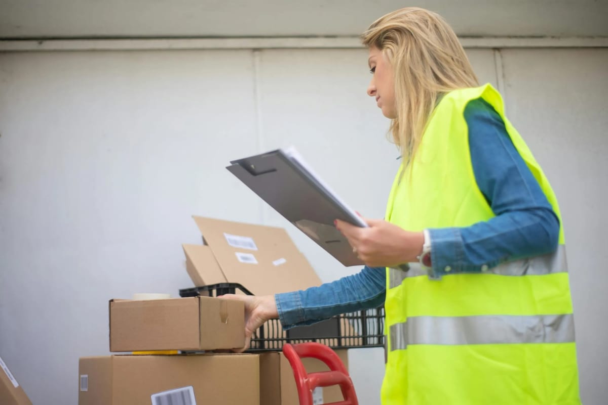 Inspectorii ITM Galați verificând produse industriale neconforme