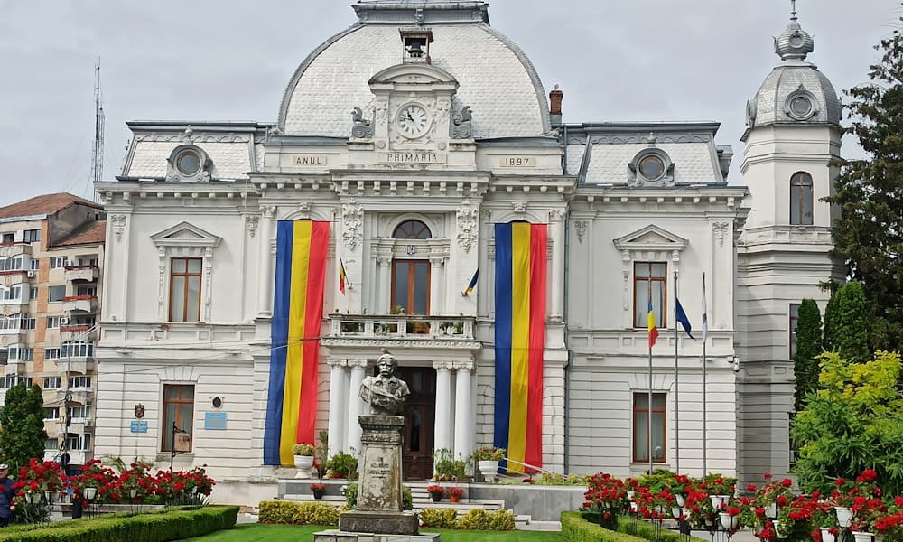 sedință de consiliu local, primar și oficiali în discuție sedință de consiliu local, primar și oficiali în discuție
