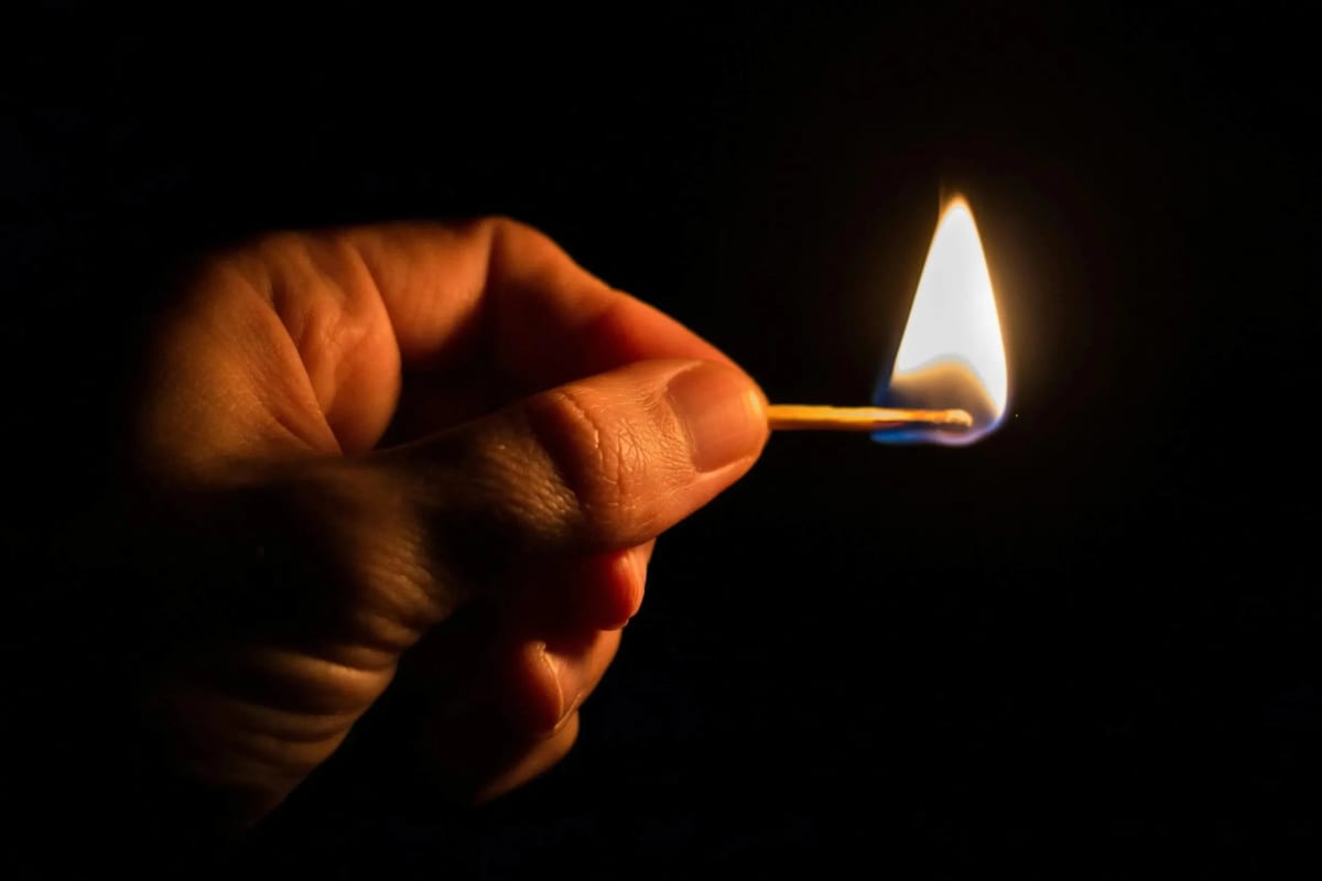 Echipe de muncitori electrici în timpul lucrărilor pe o stradă din Galați