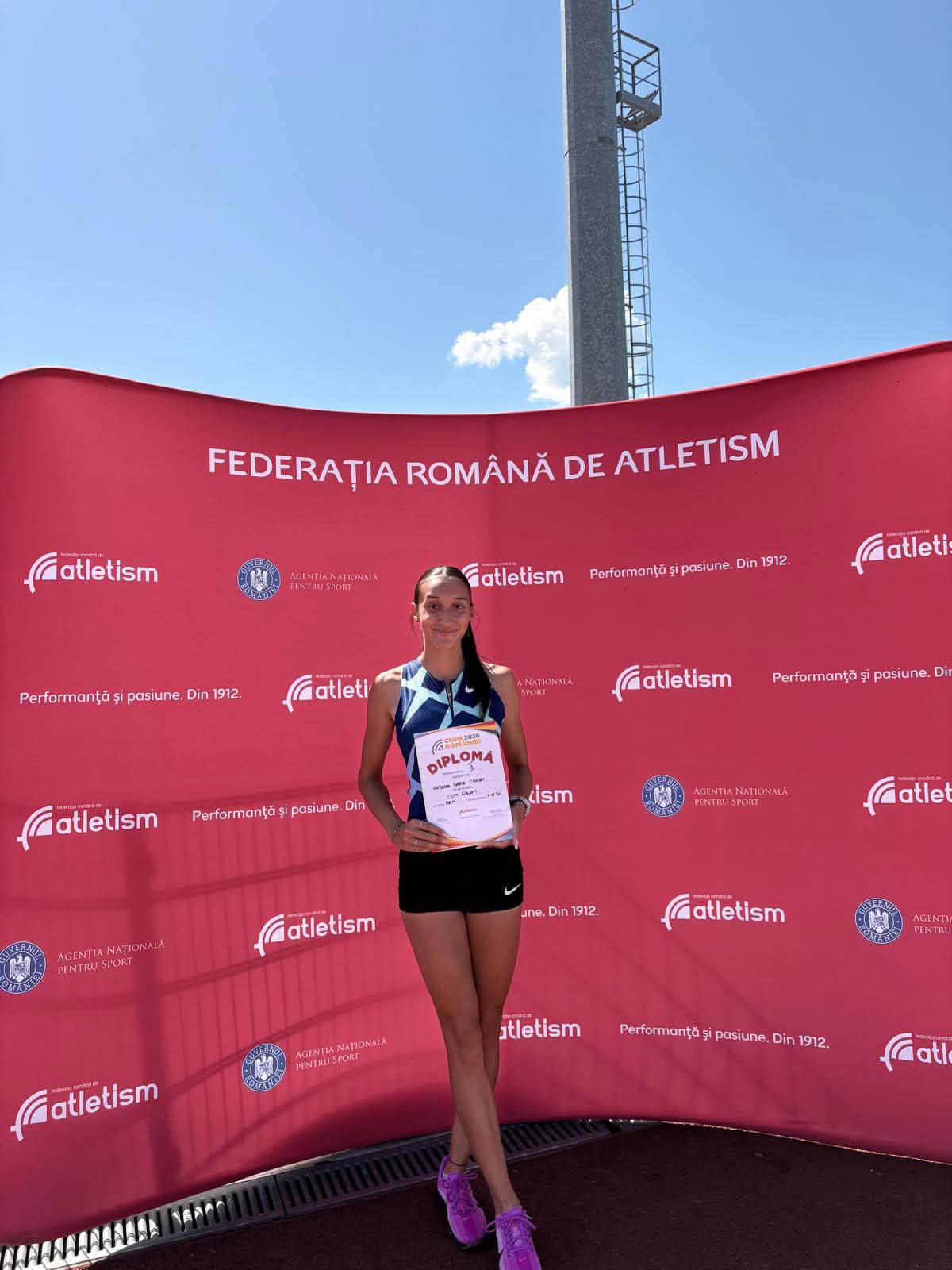Atleta Rebecca Daria Ciocan în timpul cursei de 800 metri