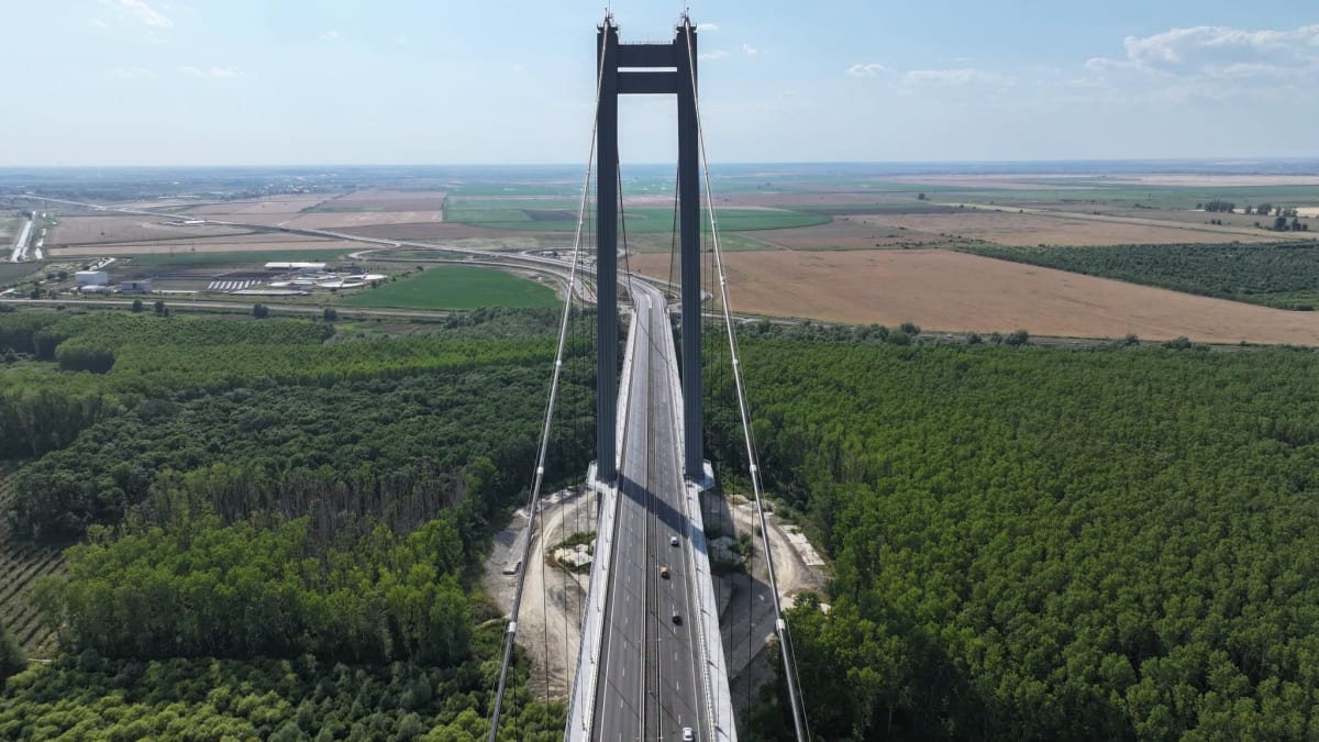 Lucrări de asfaltare pe Podul Suspendat peste Dunăre, zona Brăila