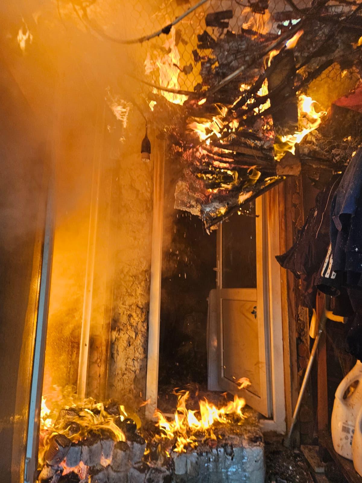 Pompieri Galați stingând incendiu pe strada Cristofor Columb