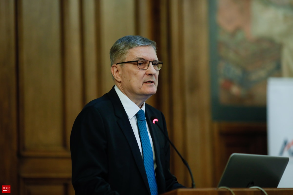 Daniel Dăianu în timpul unei conferințe despre economie