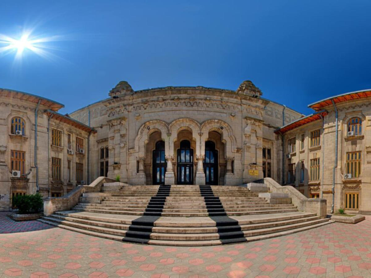 Student cu carnetul de student în mână, universitate Galați