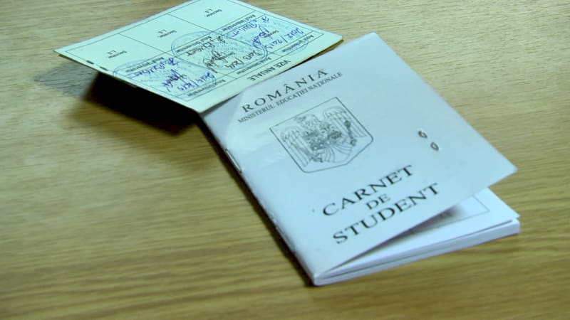 Student cu carnet și legitimație în mână, universitate Galați