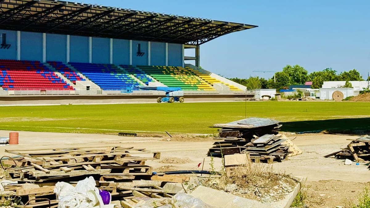 Șantier stadion Alexandria cu muncitori și echipamente de construcție Șantier stadion Alexandria cu muncitori și echipamente de construcție