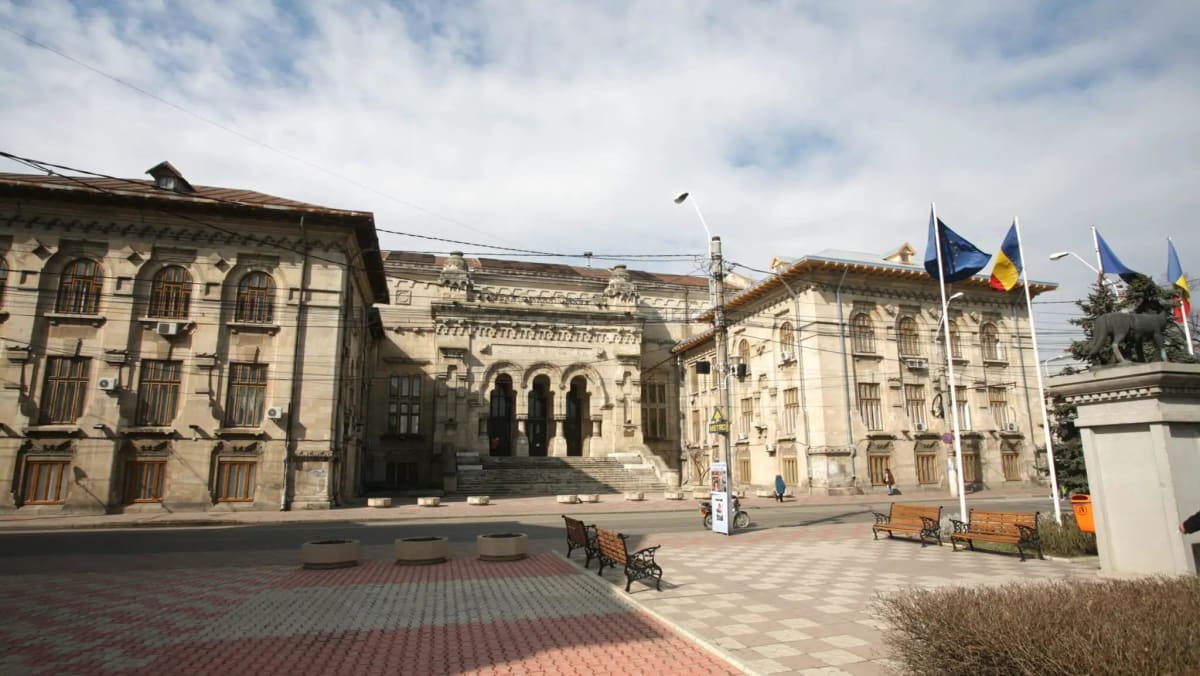 Student cu carnet și legitimație în mână, universitate Galați Student cu carnet și legitimație în mână, universitate Galați