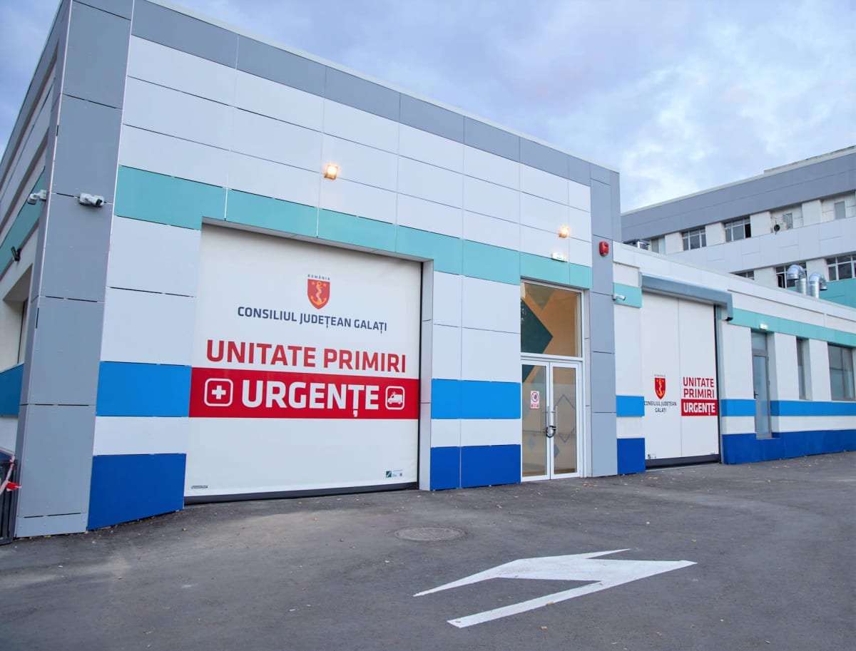 Tânăr de 18 ani în consultație medicală, însoțit de mama sa, în cabinetul unui spital din Galați Tânăr de 18 ani în consultație medicală, însoțit de mama sa, în cabinetul unui spital din Galați